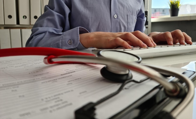 Foto teclado tipo médico con estetoscopio en clínica