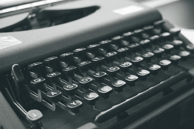 El teclado de una vieja máquina de escribir retro en una foto ruidosa es de  estilo y vintage, de cerca.