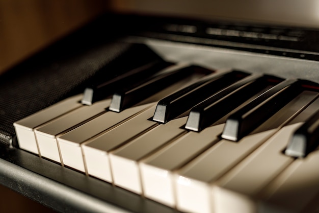 Teclas blancas y negras en el teclado del piano.