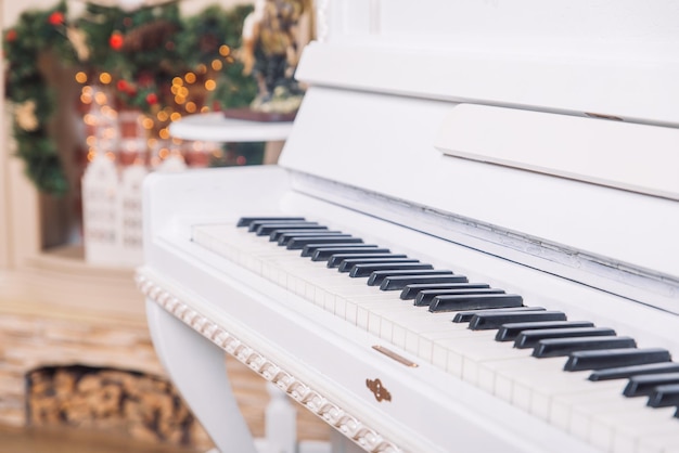 Teclas de cierre de piano blanco van a perspectiva