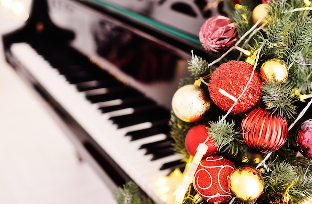 Teclas de piano fecham no fundo da decoração de natal. o conceito de natal.