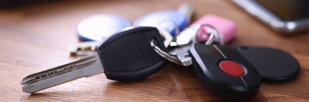 Teclas con mando a distancia negro y botón rojo. Alarma de seguridad para el concepto de casas y apartamentos.