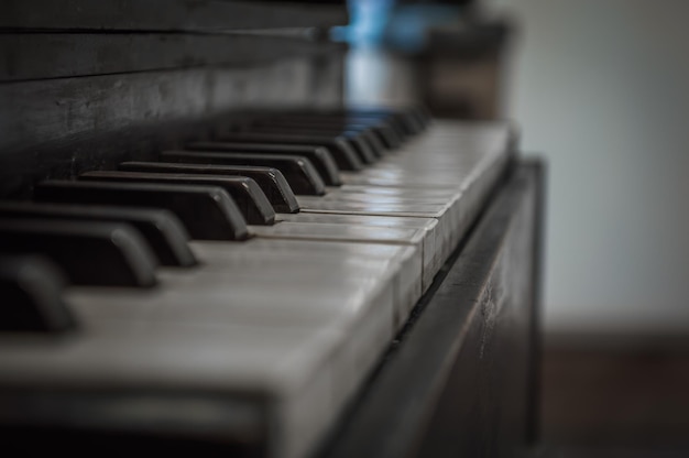 Teclas de un piano antiguo Foto de primer plano con bokeh