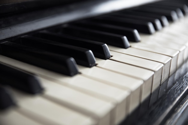 Teclas de piano en blanco y negro