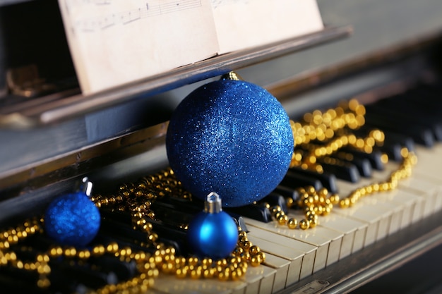 Teclas de piano decoradas con adornos navideños, cerrar