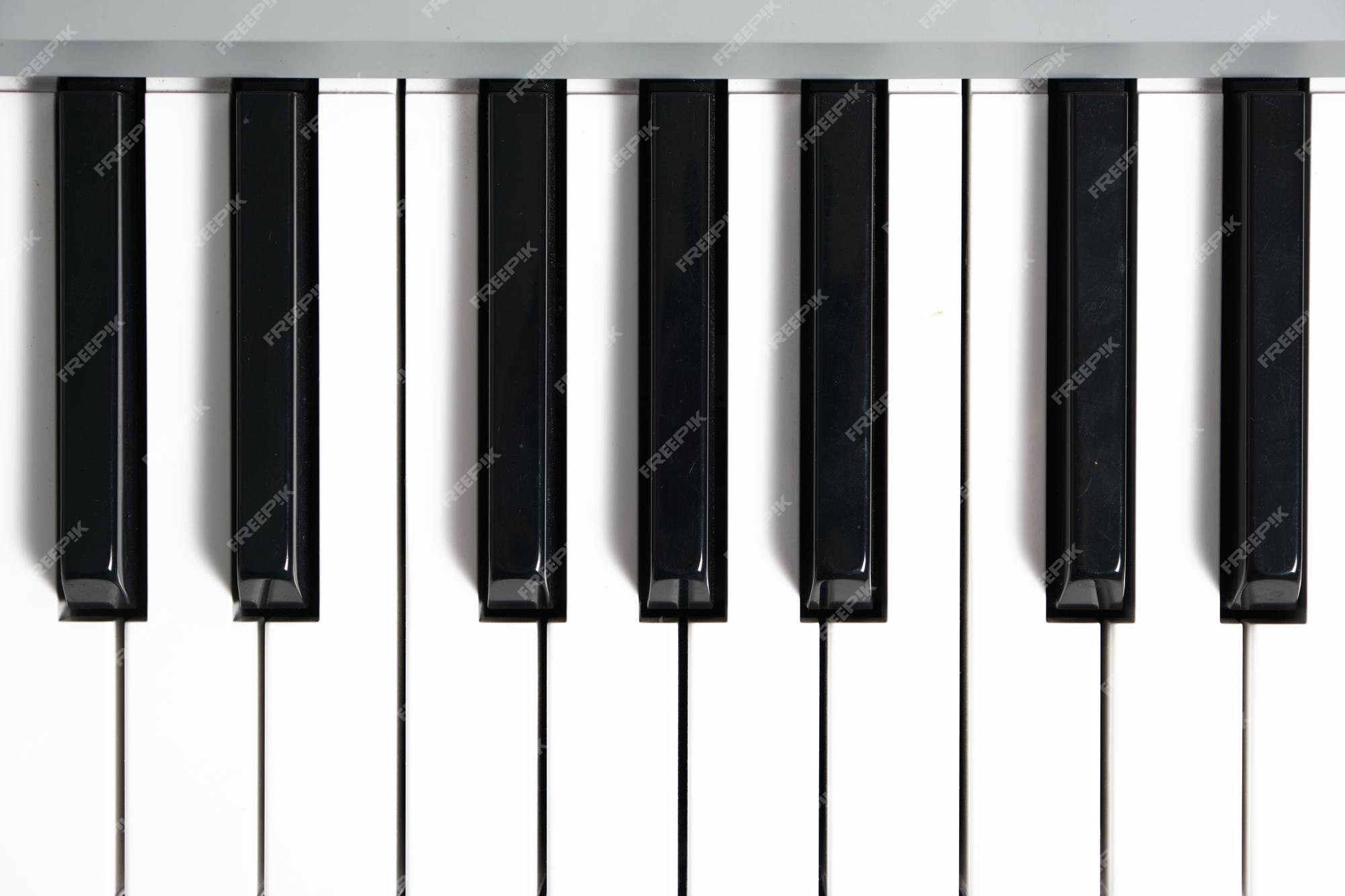 Teclas Pretas E Brancas De Piano E Tela De Tabuleiro. O Conceito De Cursos  Online Do Jogo Para Piano. Natal Foto de Stock - Imagem de natal, concerto:  252724150