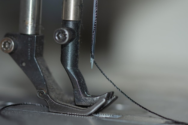 técnica de costura agulha e linha em uma máquina de costura
