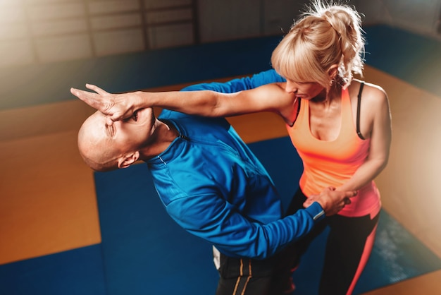 Técnica de defensa personal femenina, artes marciales.