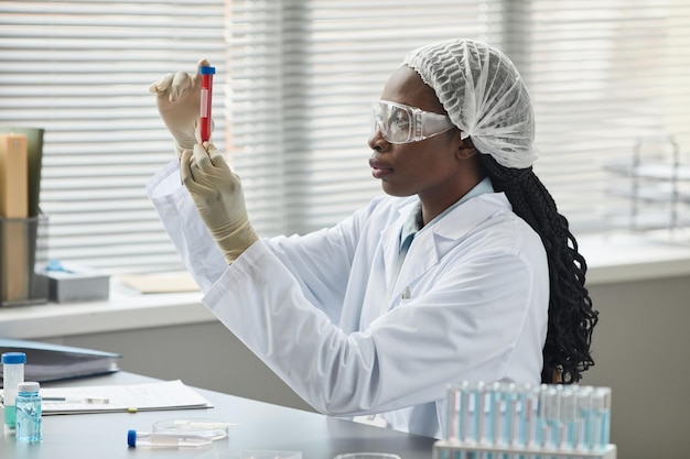 Técnica feminina fazendo experimentos de laboratório