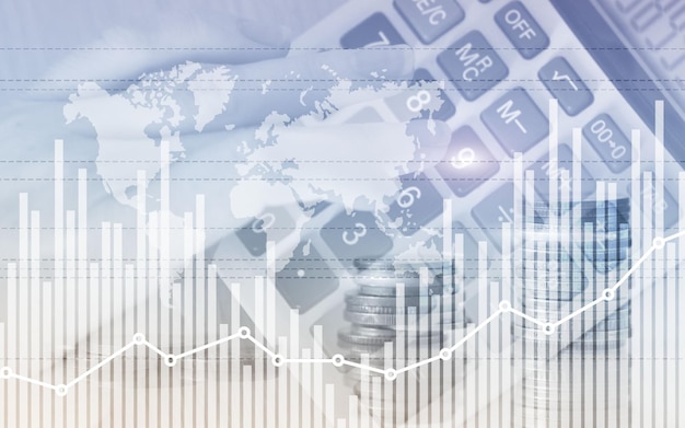 Foto técnica mixta de gráficos y filas de monedas para el concepto de finanzas y negocios