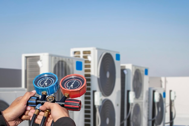 Foto técnico de aire acondicionado comprobando el funcionamiento del aire acondicionado.