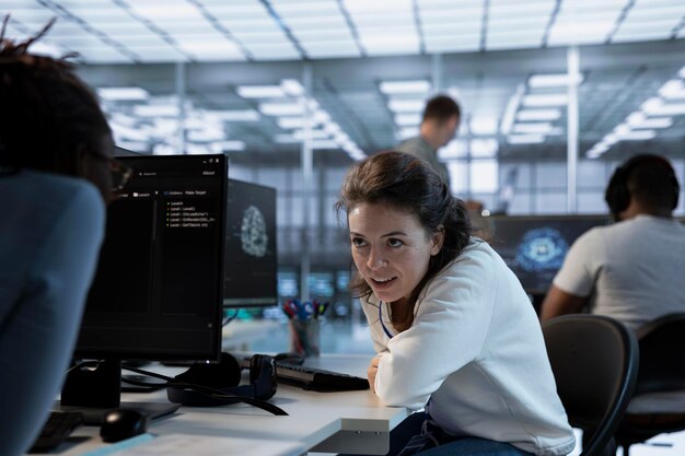 Un técnico alegre charlando con un colega en el centro de datos