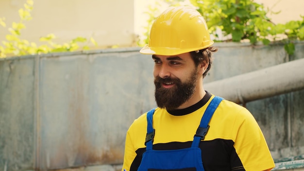 Técnico alegre contratado para manutenção anual de ar condicionado externo, escrevendo relatório na área de transferência. Mecânico sorridente habilidoso fazendo inspeção do sistema hvac, procurando por componentes defeituosos