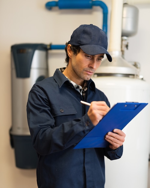 Técnico arreglando un calentador de agua