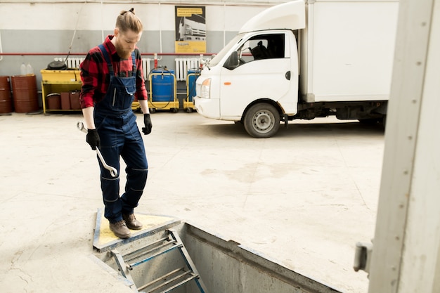 Foto técnico automotriz en el trabajo