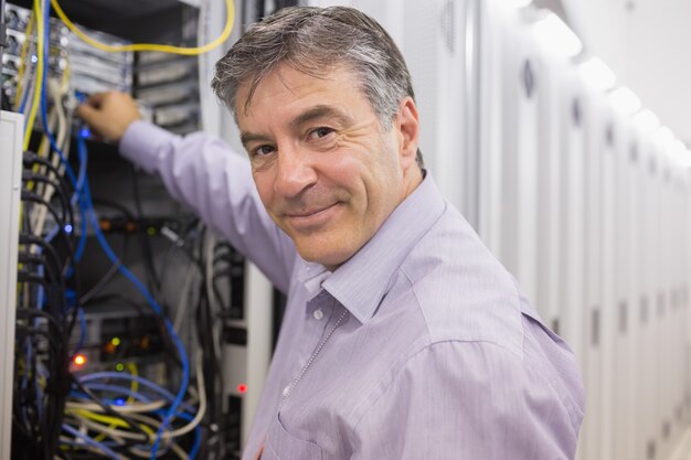 Técnico cambiando los cables en el caso del servidor