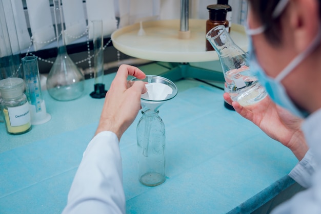 Técnico científico en el trabajo en el laboratorio.