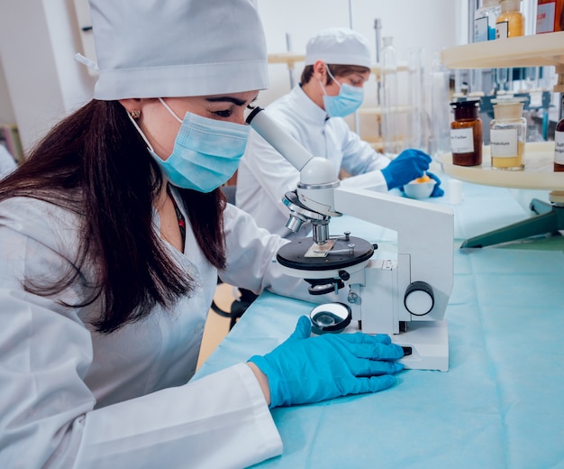 Técnico científico en el trabajo en el laboratorio.