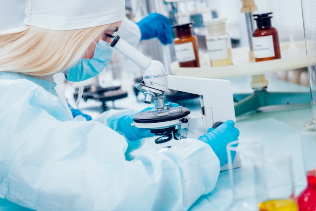 Técnico científico en el trabajo en el laboratorio.