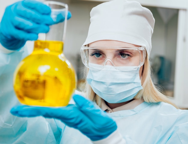 Foto técnico científico en el trabajo en el laboratorio.