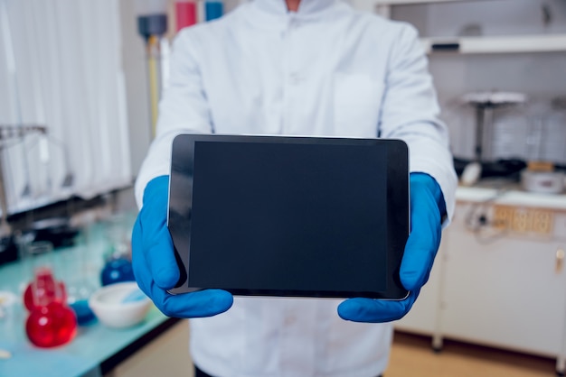 Técnico científico en el trabajo en el laboratorio.