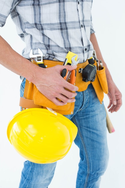 Técnico con cinturón de herramientas alrededor de la cintura y casco