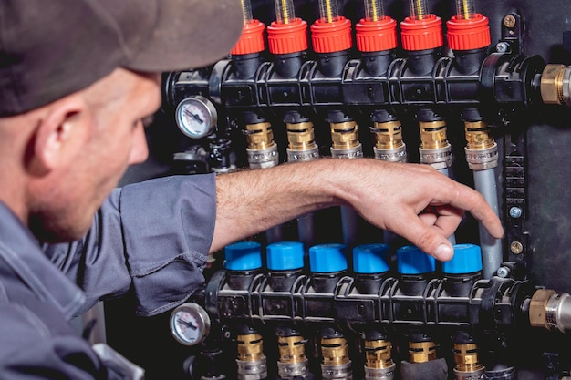 Técnico de climatización que da servicio al sistema de calefacción y refrigeración del hogar