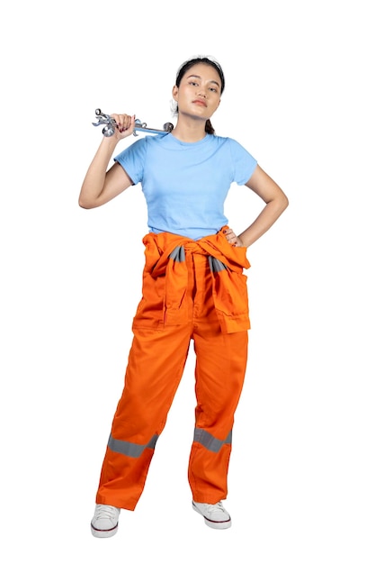 Técnico de coche de mujer asiática en llave de sujeción uniforme