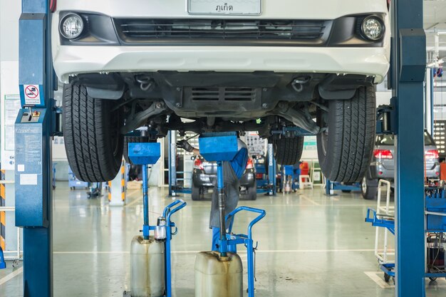 Técnico del coche que repara el coche en taller