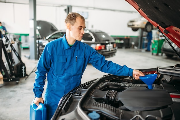 Técnico coloca óleo novo no motor do carro