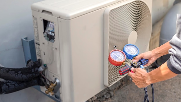 Técnico comprobando el funcionamiento del acondicionador de aire.