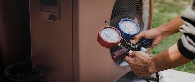 Técnico comprobando el funcionamiento del aire acondicionado.