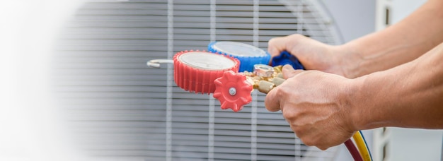 Técnico comprobando el funcionamiento del aire acondicionado.