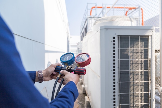 Foto el técnico está comprobando la medición del aire acondicionado