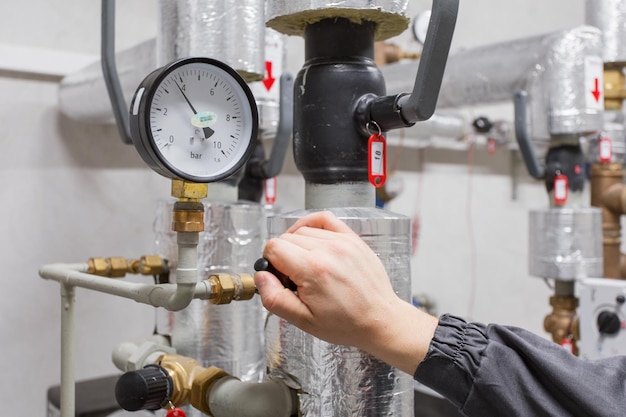 Técnico comprobando la presión del agua