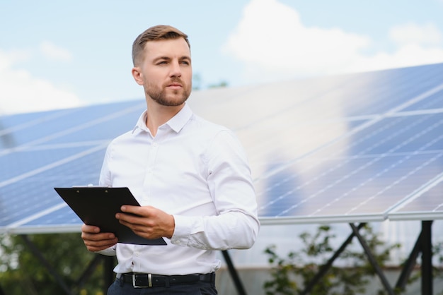 El técnico comprueba el mantenimiento de los paneles solares