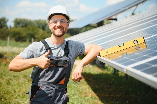 El técnico comprueba el mantenimiento de los paneles solares