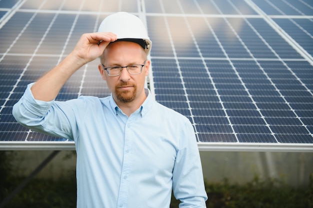 El técnico comprueba el mantenimiento de los paneles solares