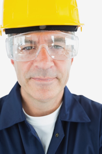 Técnico confía en usar gafas protetivas y casco