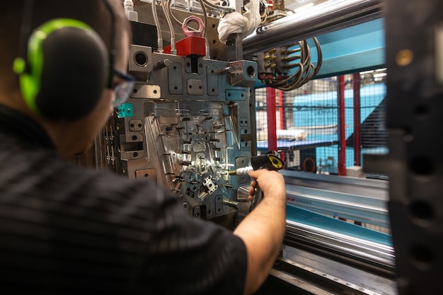 Foto técnico congelando un molde