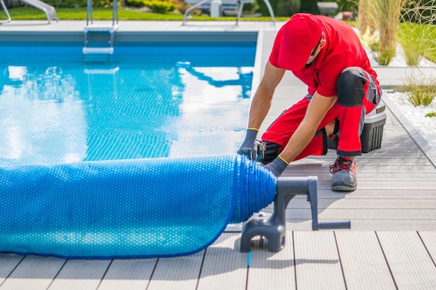 Técnico de acabamento da instalação do convés da piscina