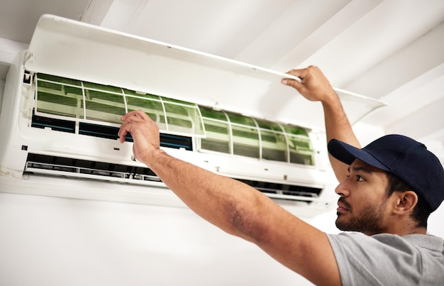 Técnico de ar condicionado de manutenção e homem com filtro trabalhando na ventilação ou reparo ac Trabalhador manual empreiteiro ou especialista em máquina de ar condicionado elétrico resolvendo problemas ou limpando poeira no escritório