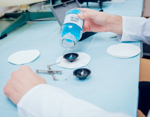 Técnico de ciência no trabalho em laboratório.