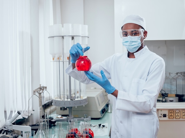 Técnico de ciência no trabalho em laboratório.