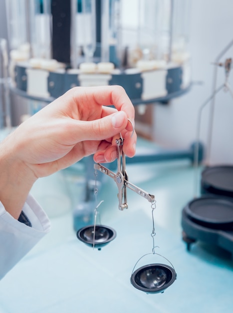 Técnico de ciência no trabalho em laboratório.