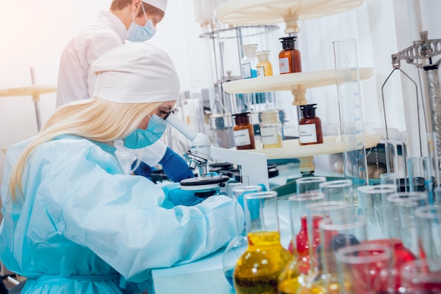 Técnico de ciência no trabalho em laboratório.