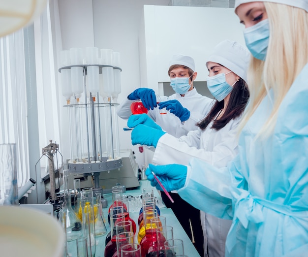 Técnico de ciência no trabalho em laboratório.