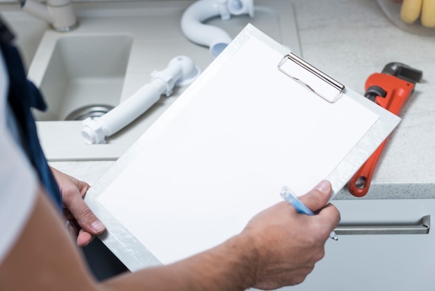 Foto técnico de colheita que trabalha com papel comprimido