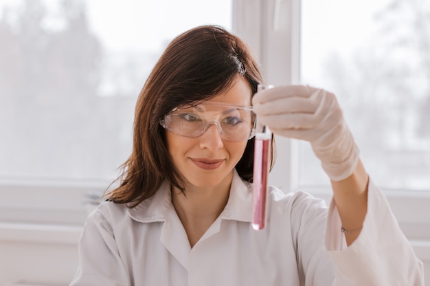 Técnico de laboratório feminino segurando o tubo de ensaio