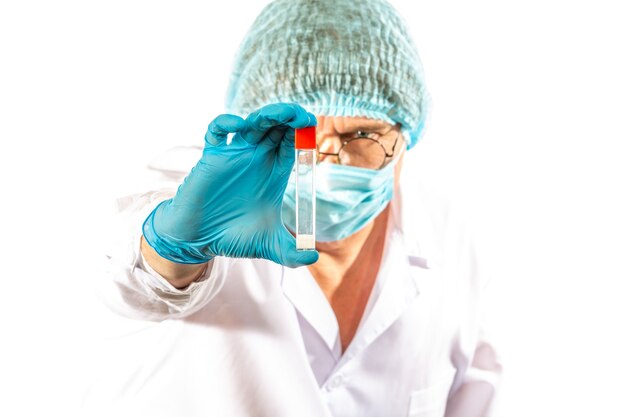 Técnico de laboratório olha para um tubo de ensaio de líquido transparente